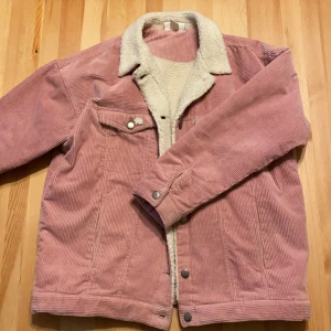 Monki Jacka i nytt skick - Monki jacka i fin vår färg. Storlek S dock är den oversize. Jackan är i nytt skick. Säljer den för den är lite för stor för mig. Frakt kostnad 35kr