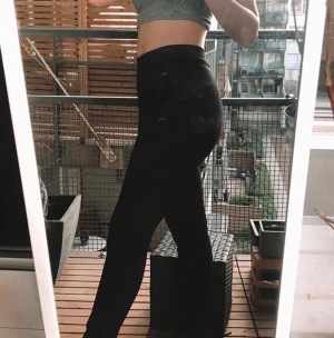 Jättefina kostymbyxor storlek 32! - Superfina knappt använda kostymbyxor från H&M, ena sömmen nere vid benet har gått upp, ena byxbenet är alltså längre än det andra, därav det låga priset. Men går lätt att vika upp eller sprätta upp andra benet! Säljes pga. för tighta för mig!