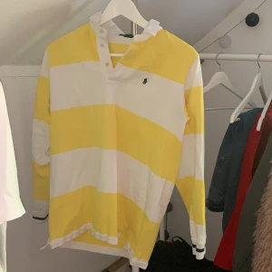 Ralph Lauren polo tröja vintage - Säljer min polo långärmade tröja från Ralph Lauren av anledning att jag ej använder den. Den är använd ett fåtal gånger och är i enormt bra skick.