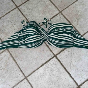  - En bikiniöverdel i storlek 80D aldrig använd köpt på hm men så synd var att den är för liten! Så jag säljer den billigt! Vid frågor kontakta mig 