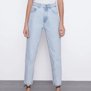 Ljusblåa Mom Jeans - Ett par ljusblåa mom jeans från ZARA. Säljer de pga att de är för små för mig . Använda ett fåtal gånger.💕💕