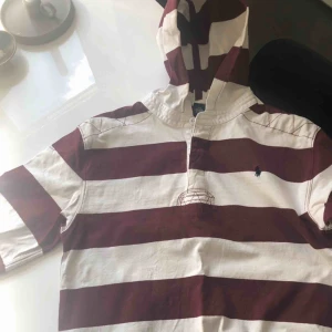 Ralph Lauren hoodie ish - Säljer en Ralph Lauren hoodie i size Large (kids size), den passar XS. Den är i ett tunnare material än en vanlig hoodie, riktigt skönt. Fint skick. Frakt tillkommer. 