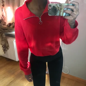 Röd magtröja från H&M  - använt en gång , väldigt fin och perfekt skikt 