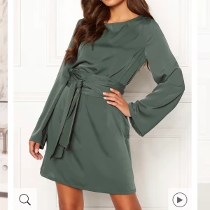 Grön klänning moa mattsson - Klänning från bubbleroom i moa mattssons kollektion. Aldrig använd eftersom att den är lite för stor för mig 