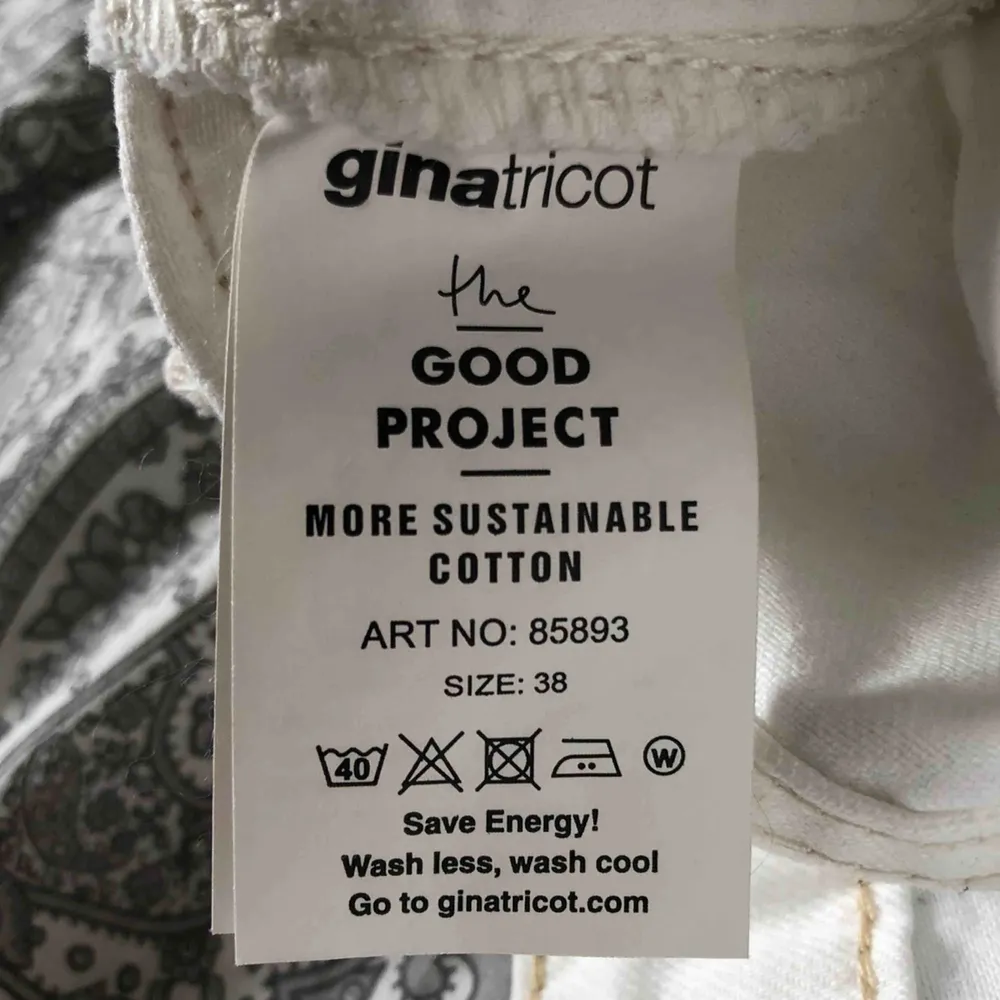 Säljer dessa super snygga mom jeans från Gina Tricot som jag köpte av en annan användare här på Plick men de passade tyvärr inte mig. Dom är i princip oanvända och de är inga fläckar på dom. Är storlek 38 men passar även 36. Ordinarie pris är 500kr. Jeans & Byxor.