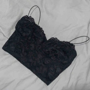  - Ett kort spetslinne från Nelly.com, aldrig använd