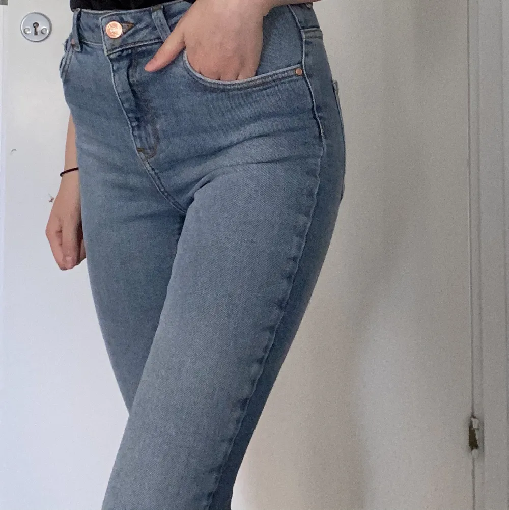 Väldigt bekväma jeans från bikbok. Använda 1 gång.  Nypris 599kr. Frakt tillkommer.  Jag har storlek xs/s och de passar bra. De är ganska långa i benen, jag är 162 cm och behöver vika upp dom.. Jeans & Byxor.
