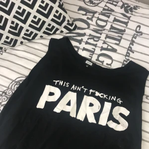 Linne - Ett linne  från Bikbok. Använd flera ggr men i bra skick! Frakt ingår. 