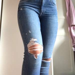 Frakt ingår!!😍 ett par snygga jeans, sköna. Bara använd några gånger. Säljer då jag inte använder de längre. 