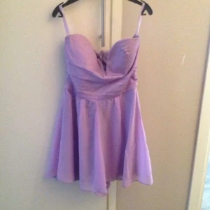  - Jumpsuit från nelly.com

Skick: använd 1 gång 
Storlek: small 
Färg: lila 
Nypris: 299:- 

