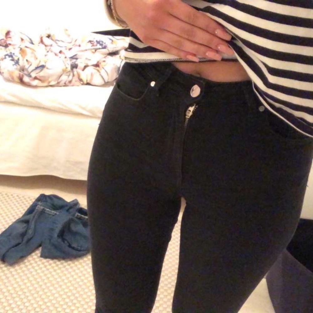 Svarta jeans från bikbok . Jeans & Byxor.