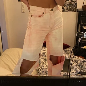 Gjort de själv!❤️😝😝 - Skit snygga byxor ifrån monki👽 gjorde de hemma själv med belkningsmedel👾👾 fint skick använda bara ett par gånger. säljer de pågrund av att de inte är min stil längre!