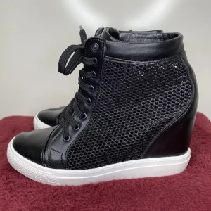 Sneakers med klack - Superhäftiga sneakers med kilklack & mesh vid sidorna. {Frakt tillkommer eller hämtas i Upplands väsby}