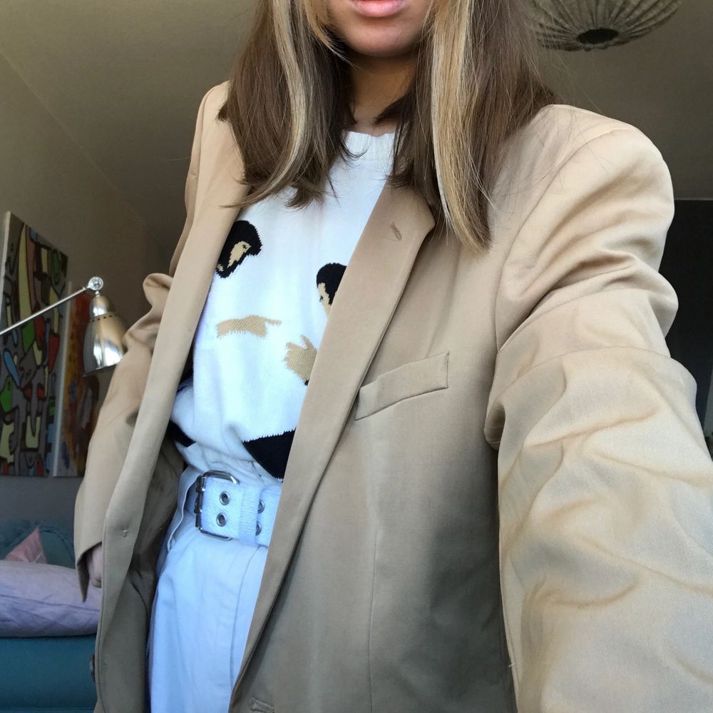 Säljer denna fina Maison Martin Margiela x HM blazer som jag köpte på secondhand då den är för stor för mig! Helt oanvänd. Jag har i vanliga fall S, så den sitter ganska oversize på mig ifall man tycker om det 🥰💖✨ frakten ingår!. Kostymer.
