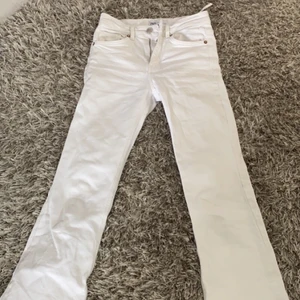 Botcut jeans zara - Jättefina botcut jeans från zara, i bra skick. Säljs pågrund av att dem är lite för små i midjan på mig. Jag är 160cm 