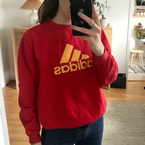 Adidas tröja, röd XS - Kort adidas-tröja, röd i storlek XS. 