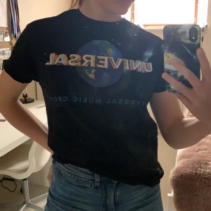 Pull&bear Universalt t-shirt - Svart t-shirt men Universaltryck från Pull&bear. Sparsamt använd och i gott skick.