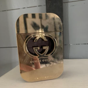 Gucci parfym - Säljer min Gucci parfym. Har inte använt den alls mycket, sprutat 5 sprut totalt med den. Säljer den pga att jag har många andra