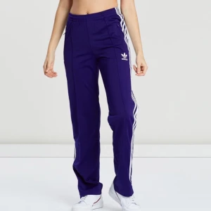 Adidas byxor strl 36 - Lila Adidas firebird trackpants säljs i fint men använt skick. Nedtill är byxorna raka och lite breda.  Köparen står för frakten                                          Kolla gärna mina andra inlägg💕