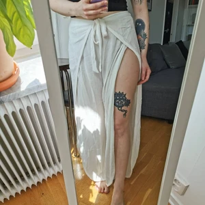 Vida byxor - Midjemått 80 cm, innerbenslängd 68 cm. 100% viskos, supersköna på sommaren! Säljer för lågt pris pga att de gått sönder lite i midjan (se bild), det syns knappt när de är knutna. Köparen står för porto 63 kr (spårbart) 