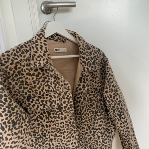 Leopard jacka  - Jättefin leopars jacka i jeans från Ginatricot som köptes i sommar, men som tyvärr inte kommer till användning.