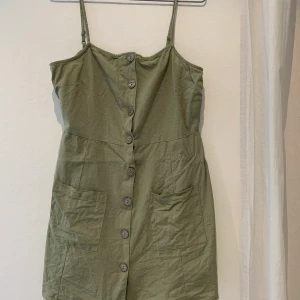 Linneklänning - Klänning i linneliknande material, från Asos. Köpare står för frakt 💓🌸