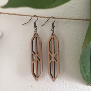 Örhängen  - Handgjorda örhängen av björkträ, helt nya. lätt material som inte tynger ner. Gratis frakt