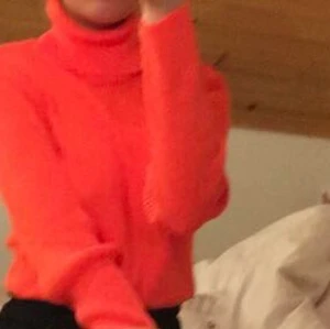 Neon orange polotröja  - Super fin neon orange stickad tröja. Köpt på rebelliousfashion. Aldrig använd, endast testad. 