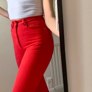 Röda jeans - Säljer de här skitsnygga utsvängda röda jeansen🥺  Riktiga favoriter i suuupernajs 70-talsvibe😎😎