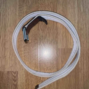  - Gantskärp i bra kvalitet. Lite små missfärgningar på remmen främst på insidan som ej syns jättemycket. 