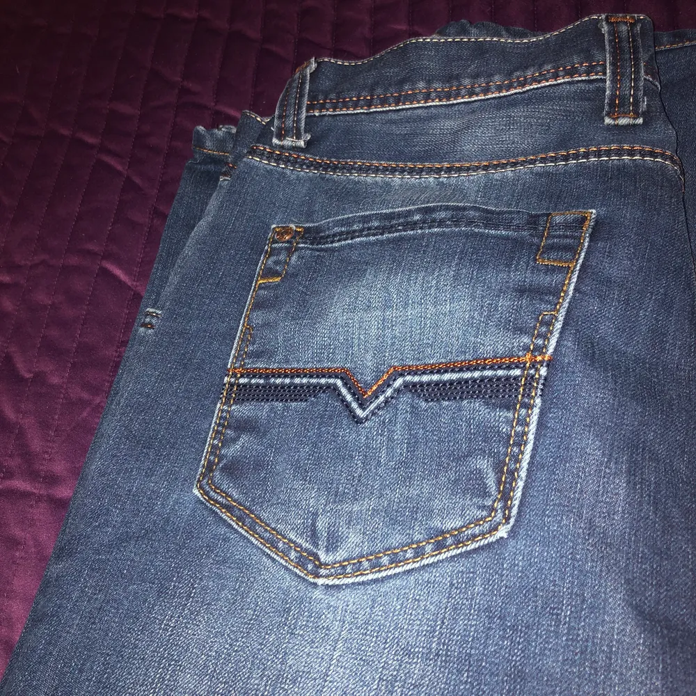 Säljer ett par herr jeans som är i nyskick, st 33 runt midjan vilket motsvarar st M, för med bilder skriv . Jeans & Byxor.