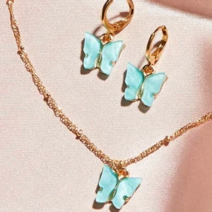 Fjärilsörhängen och halsband  - Otroligt trendiga fina örhängen med halsband till. Passa på innan dom är sålda😍 11kr frakt ❤️