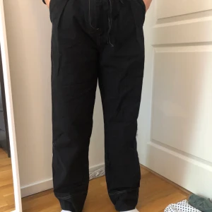 Kostymbyxor Carin Wester, storlek 38 - Högmidjade Svarta kostymbyxor från Carin Wester 