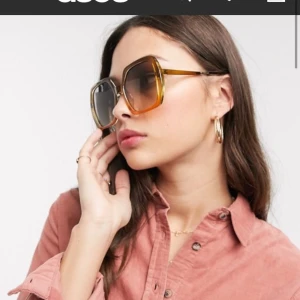 Asps solglasögon - Solglasögon från asos! Endast prövade och tyckte inte att jag var fin i dom, men hann inte skicka tillbaka dom i tid! Jääättesnygga!!!! Priset inkluderar frakt!🌻🌻❤️🌞🌞🌞🌞 