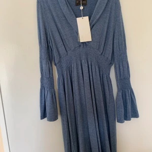 Wiveca Oest-Klänning - Oanvänd sommarklänning från Wiveca Oest. Finns att hämta i Bagarmossen/kan postas mot frakt. Nypris: 1395kr