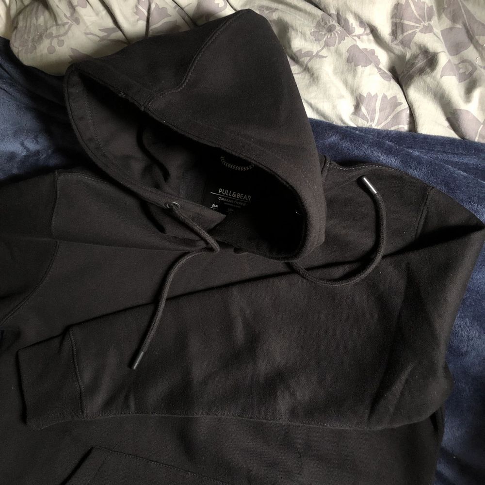 Helt ny svart hoodie från pull and bear. Drog av prislappen lite för tidigt innan jag märke att den var för stor så därför den säljs. . Huvtröjor & Träningströjor.