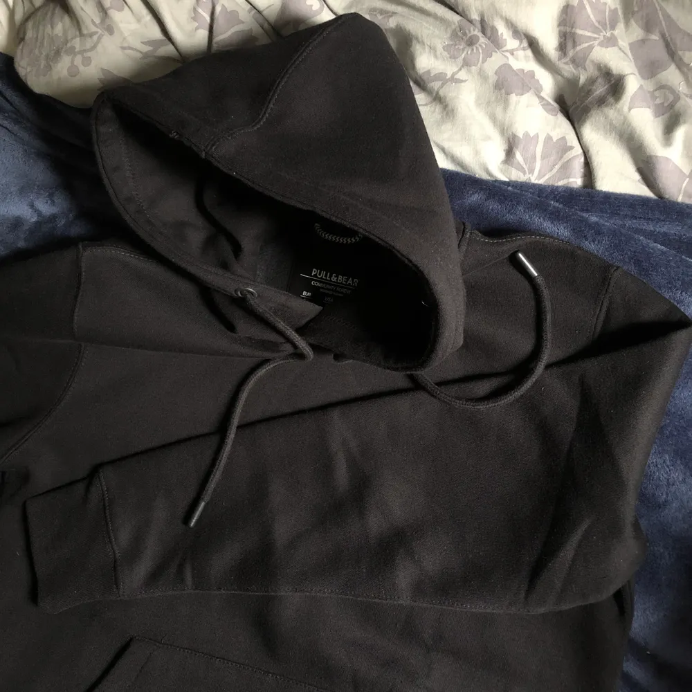 Helt ny svart hoodie från pull and bear. Drog av prislappen lite för tidigt innan jag märke att den var för stor så därför den säljs. . Hoodies.