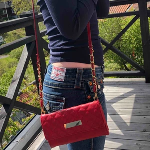  - Don Donna väska i röd och guld. Fraktar.