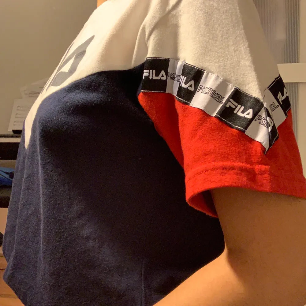 En mjuk FILA-tröja i storlek M från en affär i Osaka, Japan. Fri frakt!!. T-shirts.