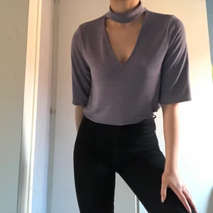 Choker tröja/topp - En tröja med inbyggd choker från ginatricot i superskönt material som är svalkande och superlent. Använd 1 gång och är i bra skick och säljer då det inte är min stil längre. Passar XS/S/M