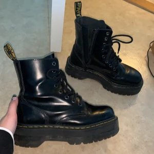 BYTA ELLER SÄLJS - Säljer mina dr.martens i modellen Jadon. De är sparsamt använda utav mig ca 10 gånger! Som ni ser är sulorna icke slitna. Därav pris. Älskar dessa, men de är tyvär en storlek för liten för mig. Jag är även öppna för en byteshandel mot ett par i samma modell, fast storlek 38 då. Om ingen vill byta, utan bara köpa är det också ok! Kan mötas upp i Uppsala eller frakta. Skriv för intresse och frågor. 🥰