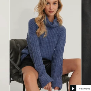 Polo blå - Säljer min fina polotröja från Nakd pga att den inte kommer till användning. Sparsamt använd så den är i väldigt bra skick. Perfekta tröjan nu till hösten!! Frakt tillkommer på 63kr 🥰