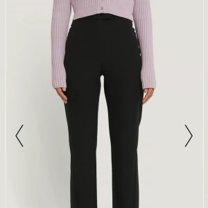 Kostymbyxor med slits - Säljer dessa trendiga kostymbyxor som är så snygga, till sneakers men även klackar. Byxorna formar kroppen hur snyggt som helst& är i väldigt bra kvalite🤩 aldrig använda då de är för stora för mig. Köpte för 399kr.