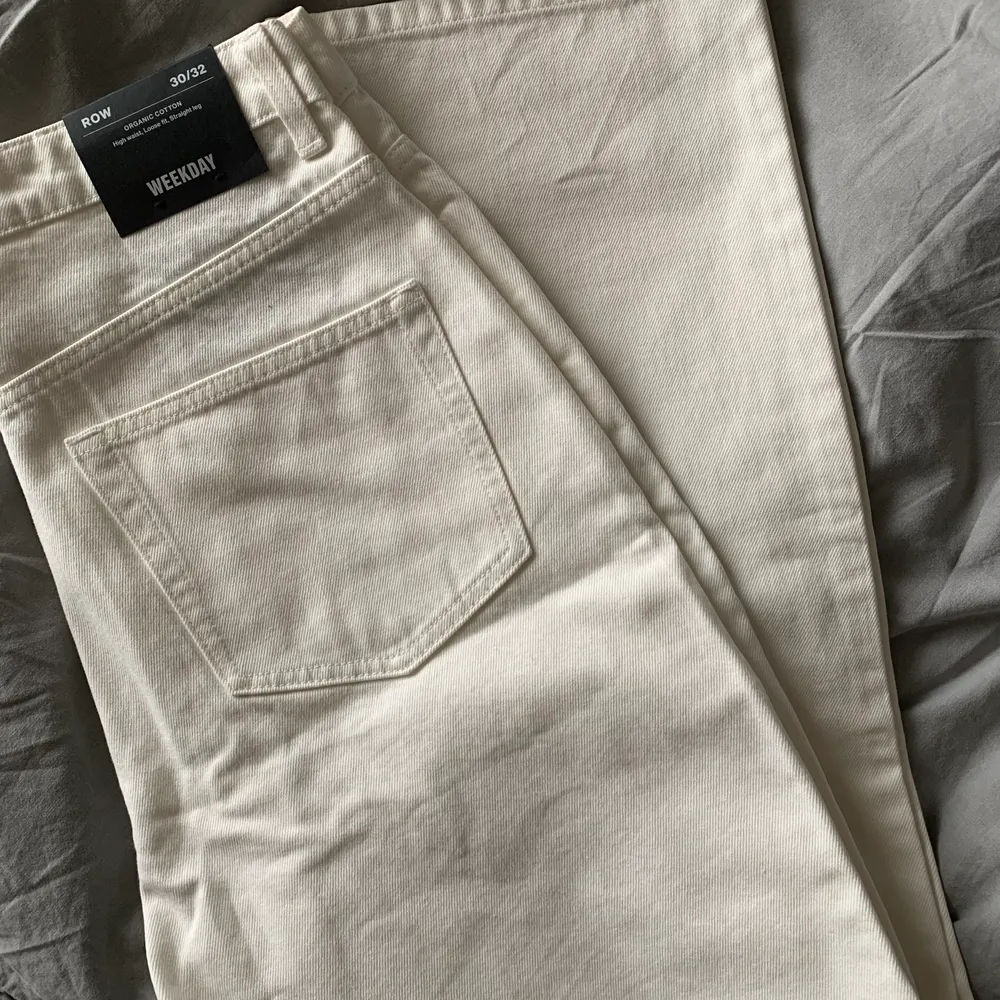 Helt nya jeans från Weekday, säljes pga fel storlek. 300 exl frakt 🌟. Jeans & Byxor.
