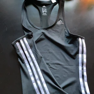 Adidas träningslinne  - Aldrig använt. Bra skicka. Strl XS men skulle mer säga Small. Mycket bra skick. 