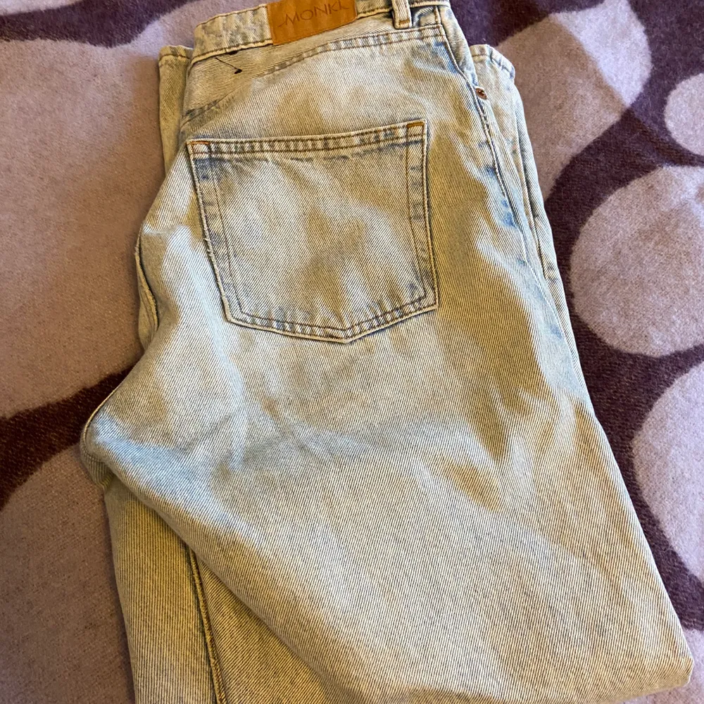 Säljer ett par Monki jeans i vad jag tror är modellen kimomo (står ej i tyvärr). Bra skick! . Jeans & Byxor.