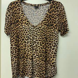 Skön V-ringad T-shirt med snygg passform i leopardmönster 💛