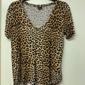 Leopardmönstrad T-shirt - Skön V-ringad T-shirt med snygg passform i leopardmönster 💛