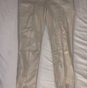 Zara - Skinnbyxor, använda fåtal gånger, figur sydda med slit längs ner.