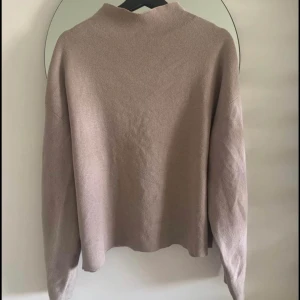 Stickad tröja - Stickad tröja i underbar färg och oversize ärmar från HM i storlek 38, har tyvärr alltid varit lite stor på mig och ej kommit till användning.